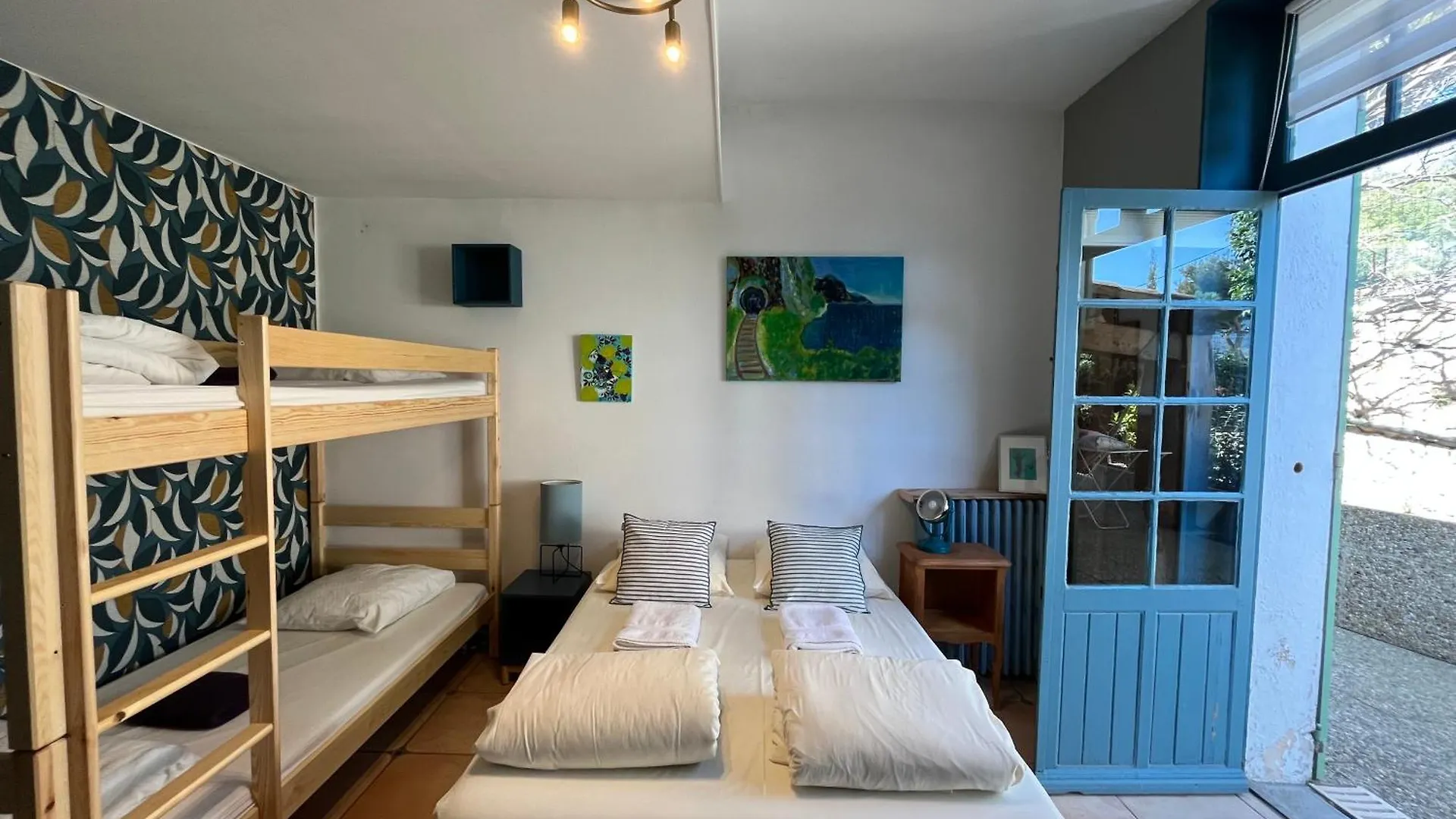 Cassis Hostel 0*,