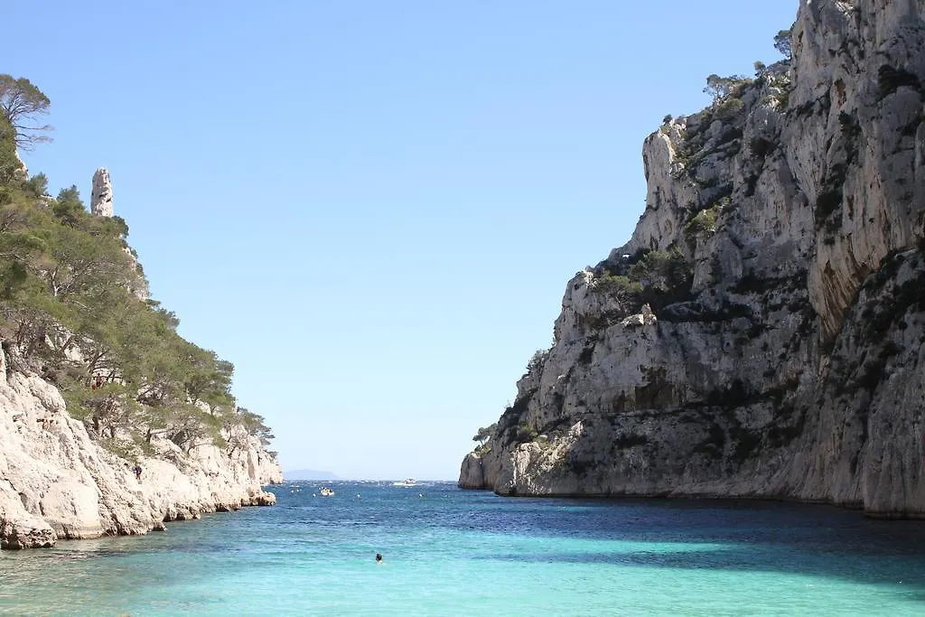 Cassis Hostel 0*,